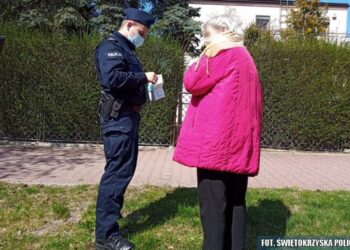 17.04.2020 Pińczów. Policja rozdaje maseczki / świętokrzyska policja