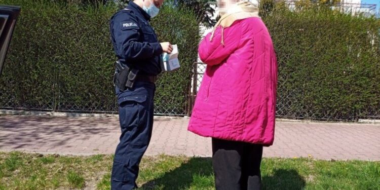 17.04.2020 Pińczów. Policja rozdaje maseczki / świętokrzyska policja