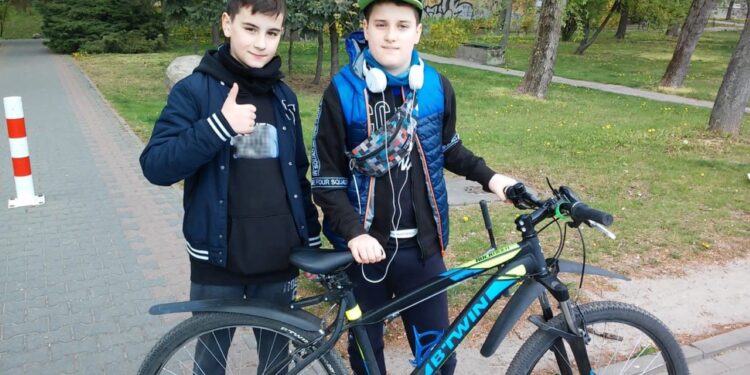 Bohaterscy nastolatkowie (po prawej Ilias, po lewej Maciej) / policja