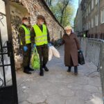 23.04.2020 Kielce. Żołnierze WOT pomagają w Caritas rozdawać potrzebującym paczki żywnościowe / WOT