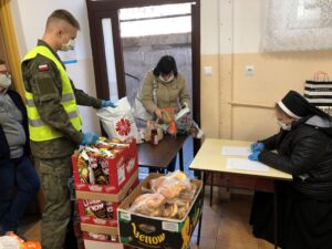 23.04.2020 Kielce. Żołnierze WOT pomagają w Caritas rozdawać potrzebującym paczki żywnościowe / WOT