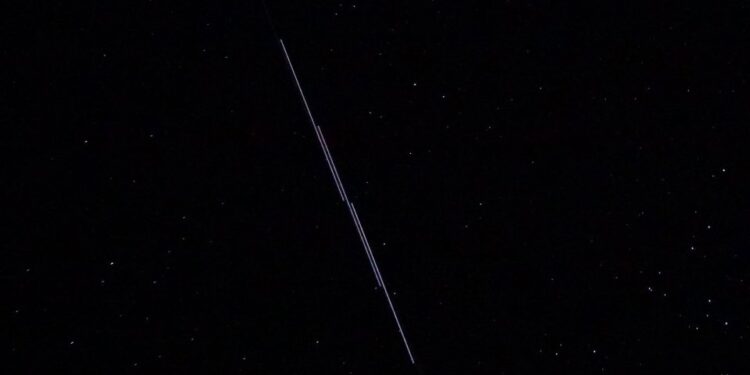 RADIO OPOLE. To nie UFO, a satelity Elona Muska zadziwiają na opolskim niebie. Mogą jednak zagrażać badaniom gwiazd i asteroid - Radio Kielce Radio Opole / Mike Lewiński
