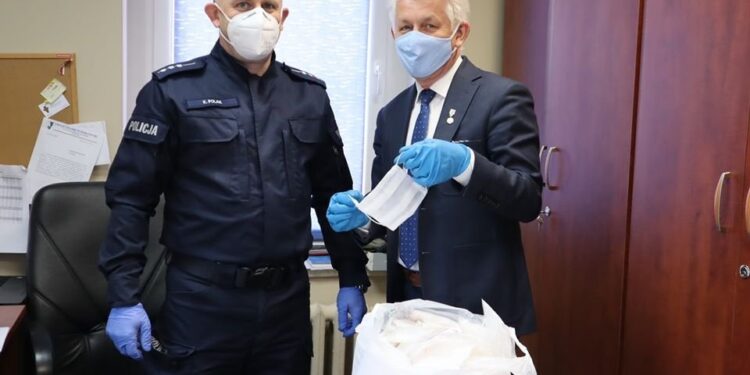 RADIO OPOLE. Maseczka zamiast mandatu. W Wołczynie policja poucza za niezasłonięcie ust i nosa - Radio Kielce Miasto i Gmina Wołczyn
