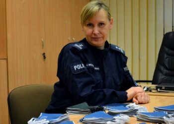 Opole. Mł. insp. Urszula Grzybowska-Kuriata szyje maseczki / Radio Opole