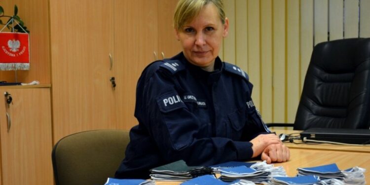 Opole. Mł. insp. Urszula Grzybowska-Kuriata szyje maseczki / Radio Opole