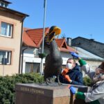 Chmielnik. Gąska z pomnika Gęsia Studnia w Chmielniku otrzymała maseczkę / swietokrzyskisztetl.pl