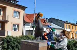 Chmielnik. Gąska z pomnika Gęsia Studnia w Chmielniku otrzymała maseczkę / swietokrzyskisztetl.pl