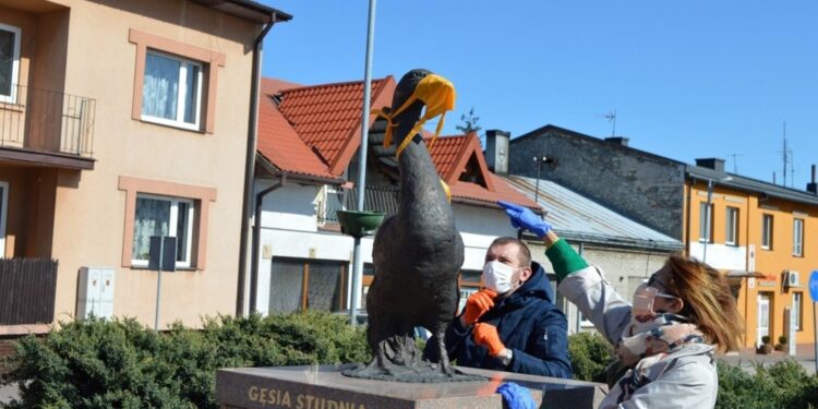 Chmielnik. Gąska z pomnika Gęsia Studnia w Chmielniku otrzymała maseczkę / swietokrzyskisztetl.pl