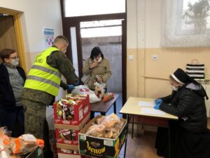 23.04.2020 Kielce. Żołnierze WOT pomagają w Caritas rozdawać potrzebującym paczki żywnościowe / WOT