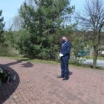 24.04.2020 Huta Szklana. Wójt Sławomir Kopacz oddaje hołd pomordowanym / Urząd Gminy Bieliny