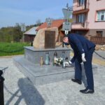 24.04.2020 Huta Szklana. Wójt Sławomir Kopacz oddaje hołd pomordowanym / Urząd Gminy Bieliny