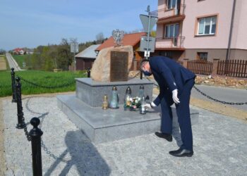 24.04.2020 Huta Szklana. Wójt Sławomir Kopacz oddaje hołd pomordowanym / Urząd Gminy Bieliny