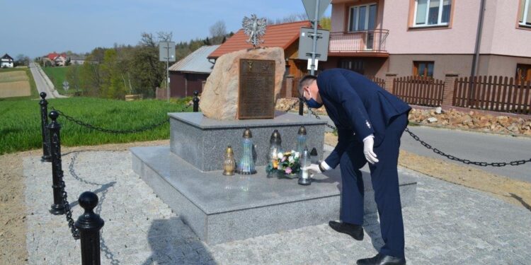 24.04.2020 Huta Szklana. Wójt Sławomir Kopacz oddaje hołd pomordowanym / Urząd Gminy Bieliny