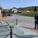 24.04.2020 Huta Szklana. Wójt Sławomir Kopacz oddaje hołd pomordowanym / Urząd Gminy Bieliny