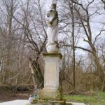 Paśmiechy. Kamienna figura stojąca w parku podworskim / Adam Bodzioch / facebook