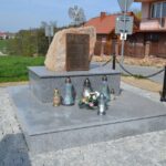 24.04.2020 Huta Szklana. Wójt Sławomir Kopacz oddaje hołd pomordowanym / Urząd Gminy Bieliny