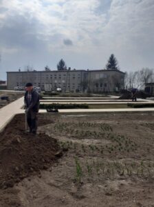 12.04.2020 Gorzków. Ogród biblijny / Agnieszka Kula-Kielian - kierownik placówki Caritas w Gorzkowie