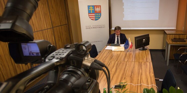 Władze województwa świętokrzyskiego są gotowe na przeprowadzenie sesji sejmiku online. Radni wzięli udział w próbnym posiedzeniu przeprowadzonym z wykorzystaniem Internetu / facebook.com/andrzej.prus