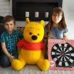 13.04.2020 Jędrzejów. Zwyciężczyni konkursu „Kartka wielkanocna Miśka Zdziśka” Zuzia Szyszka wraz z bratem / Dariusz Lisowski