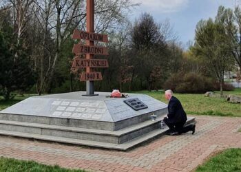 13.04.2020. Starachowice. Poseł Krzysztof Lipiec składa kwiaty przed Krzyżem Katyńskim, pomnikiem ofiar Katynia / Krzysztof Lipiec / facebook