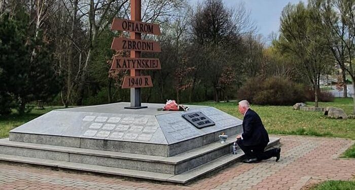 13.04.2020. Starachowice. Poseł Krzysztof Lipiec składa kwiaty przed Krzyżem Katyńskim, pomnikiem ofiar Katynia / Krzysztof Lipiec / facebook