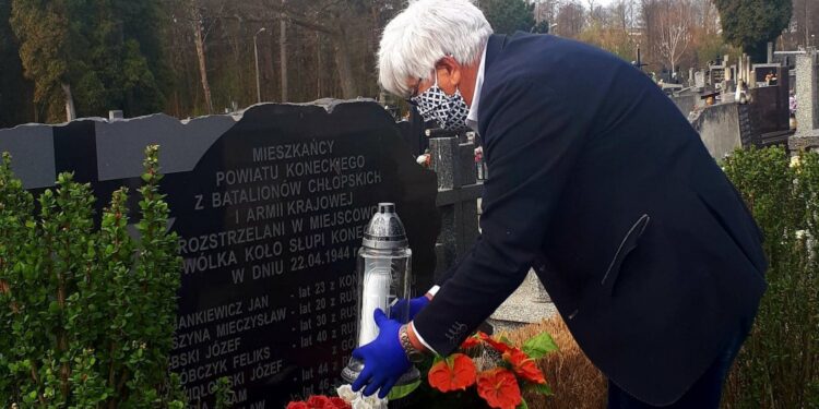 22.04.2020. Młynek Nieświński. 76. rocznica rozstrzelania Polaków w czasie niemieckiej okupacji / Jadwiga Kozerawska
