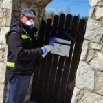 18.04.2020 Małogoszcz. Strażacy dostarczają mieszkańcom maseczki / Paweł Krzysztofik / UMiG Małogoszcz