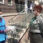22.04.2020. Sandomierz. Sandomierscy harcerze przekazali maseczki policjantom i pracownikom DPS. Na zdjęciu (od lewej): Agnieszka Klimkiewicz - dyrektor Domu Pomocy Społecznej w Sandomierzu i Jolanta Ziarko - komendant Hufca ZHP w Sandomierzu / Picasa