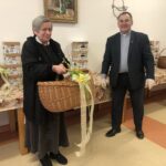 08.04.2020. Sandomierz. Caritas przekazuje żywność potrzebującym. Od lewej: Anna Suska - kierownik schroniska dla osób bezdomnych w Tarnobrzegu,  ks. Bogusław Pitucha -dyrektor Caritas Diecezji Sandomierskiej / Grażyna Szlęzak-Wójcik / Radio Kielce
