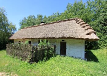 Chałupa ze Świątnik / Muzeum Wsi Kieleckiej