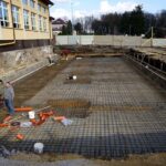 04.04.2020. Kazimierza Wielka. Prace budowlane przy basenie i odwiercie chłonnym / Starostwo Powiatowe w Kazimierzy Wielkiej