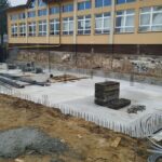 04.04.2020. Kazimierza Wielka. Prace budowlane przy basenie i odwiercie chłonnym / Starostwo Powiatowe w Kazimierzy Wielkiej