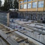 04.04.2020. Kazimierza Wielka. Prace budowlane przy basenie i odwiercie chłonnym / Starostwo Powiatowe w Kazimierzy Wielkiej