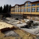 04.04.2020. Kazimierza Wielka. Prace budowlane przy basenie i odwiercie chłonnym / Starostwo Powiatowe w Kazimierzy Wielkiej