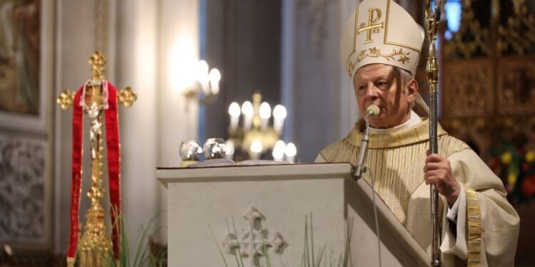 12.04.2020 Henryk Tomasik - biskup radomski / diecezja.radom.pl