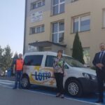 Szpital w Busku: przekazanie samochodu Anna Kukla – Prezes Zarządu Fundacji LOTTO im. Haliny Konopackiej z siedzibą w Warszawie, Grzegorz Lasak – dyrektor szpitala, / Marta Gajda / Radio Kielce