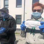 22.04.2020. Sandomierz. Sandomierscy harcerze przekazali maseczki policjantom i pracownikom DPS. Na zdjęciu (od lewej): Czesław Rączkiewicz - skarbnik Komendy Hufca ZHP w Sandomierzu i Jolanta Ziarko komendant Hufca ZHP w Sandomierzu / Picasa