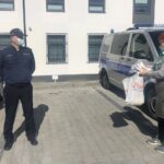 22.04.2020. Sandomierz. Sandomierscy harcerze przekazali maseczki policjantom i pracownikom DPS. Na zdjęciu (od lewej): Dariusz Chmielowiec - komendant powiatowy policji w Sandomierzu i Jolanta Ziarko komendant Hufca ZHP w Sandomierzu / Picasa
