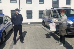 22.04.2020. Sandomierz. Sandomierscy harcerze przekazali maseczki policjantom i pracownikom DPS. Na zdjęciu (od lewej): Dariusz Chmielowiec - komendant powiatowy policji w Sandomierzu i Jolanta Ziarko komendant Hufca ZHP w Sandomierzu / Picasa