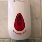 05.03.2020. Kielce. Dozownik ze środkiem dezynfekującym / Jarosław Kubalski / Radio Kielce