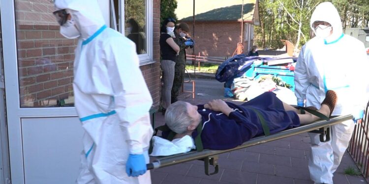 Pensjonariusze wrócili do DPS-u w Drzewicy / Jan Bohdanowicz / Radio Łódź