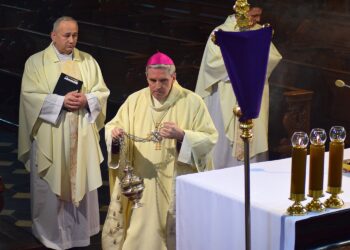 09.04.2020. Sandomierz. Wielki Czwartek. Msza Święta Krzyżma w Bazylice Katedralnej / Wojciech Kania