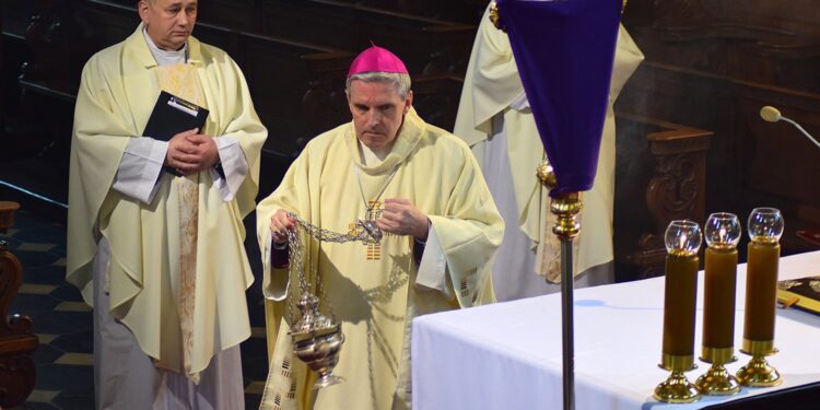 09.04.2020. Sandomierz. Wielki Czwartek. Msza Święta Krzyżma w Bazylice Katedralnej / Wojciech Kania