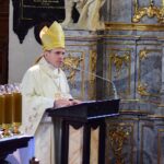 09.04.2020. Sandomierz. Wielki Czwartek. Msza Święta Krzyżma w Bazylice Katedralnej. Na zdjęciu biskup Krzysztof Nitkiewicz / Wojciech Kania