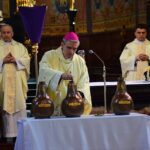 09.04.2020. Sandomierz. Wielki Czwartek. Msza Święta Krzyżma w Bazylice Katedralnej / Wojciech Kania