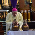 09.04.2020. Sandomierz. Wielki Czwartek. Msza Święta Krzyżma w Bazylice Katedralnej. Na zdjęciu biskup Krzysztof Nitkiewicz / Wojciech Kania