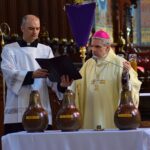 09.04.2020. Sandomierz. Wielki Czwartek. Msza Święta Krzyżma w Bazylice Katedralnej / Wojciech Kania