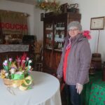 12.04.2020 Bogucice. Wnętrze Chaty Boguckiej. Na zdjęciu Grażyna Pasternak - członkini Stowarzyszenia Chata Bogucka / Marta Gajda / Radio Kielce