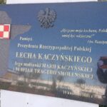 10.04.2020. Starachowice. Poseł Krzysztof Lipiec złożył kwiaty przy Panteonie Wielkich Polaków / Anna Głąb / Radio Kielce