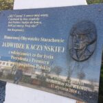 10.04.2020. Starachowice. Poseł Krzysztof Lipiec złożył kwiaty przy Panteonie Wielkich Polaków / Anna Głąb / Radio Kielce